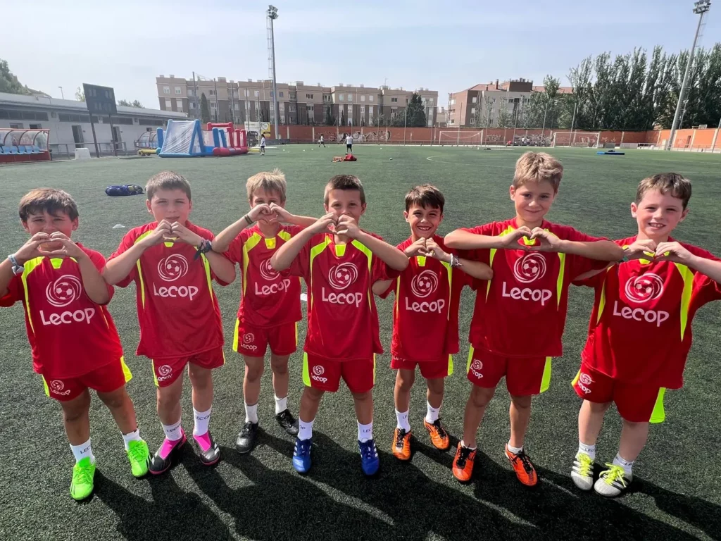 Grupo de niños disfrutando en el campus de fútbol Lecop en Zaragoza