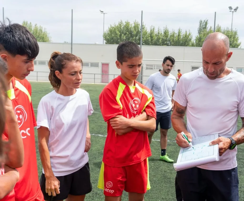 César Láinez y María Bes entrenando a jóvenes futbolistas en Alto Rendimiento