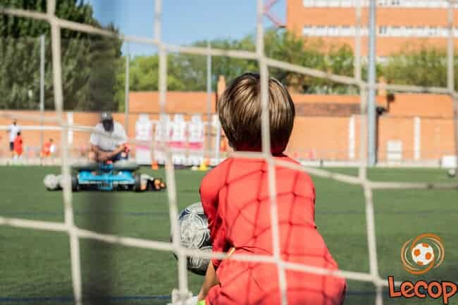 Kenay realizando una gran parada durante un partido en nuestras actividades de fútbol base.