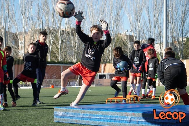 Kenay entrenando con intensidad como portero en nuestras actividades de fútbol base.