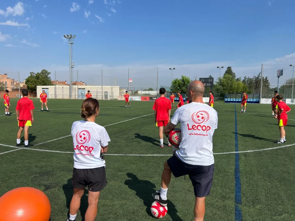 Jugadores en entrenamiento de Alto Rendimiento realizando ejercicio de grupo