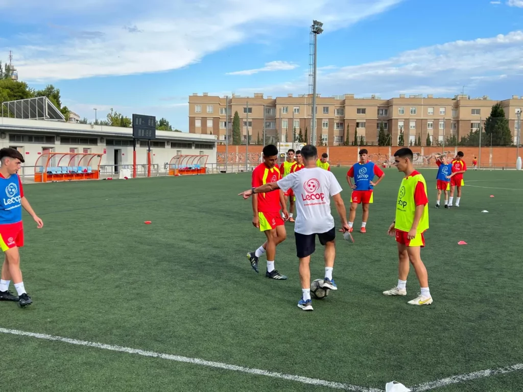 Alumnos entrenando técnica en el nivel avanzado de fútbol en Zaragoza