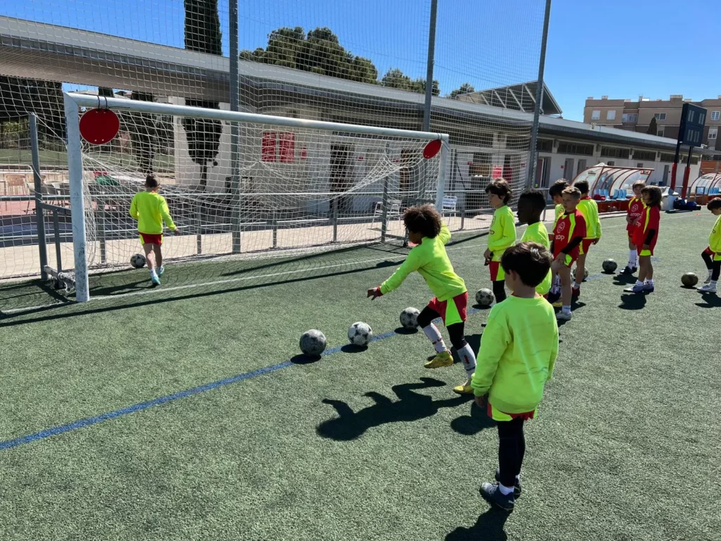 Niños practicando tiro en nivel de perfeccionamiento