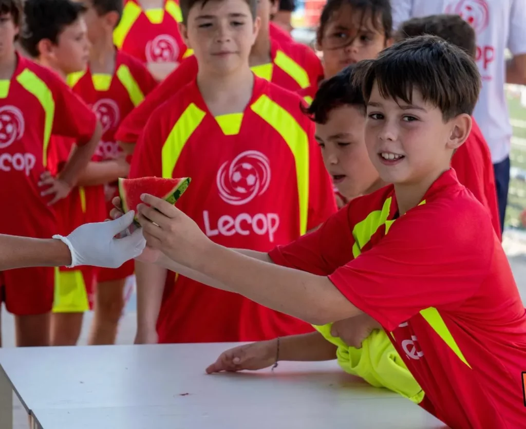 Niño alimentándose en el Campus de Fútbol de Semana Santa