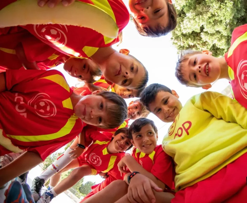 Niños haciendo amigos en el Campus de Fútbol de Semana Santa